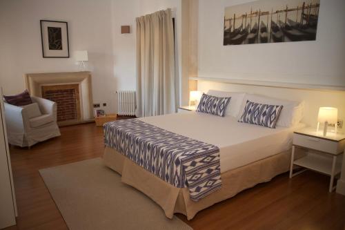 een slaapkamer met een bed en een stoel erin bij Villa Els Pins in Palma de Mallorca