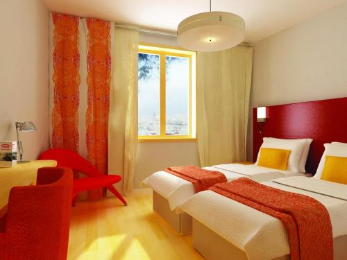 um quarto de hotel com duas camas e uma janela em Thon Hotel Kautokeino em Kautokeino