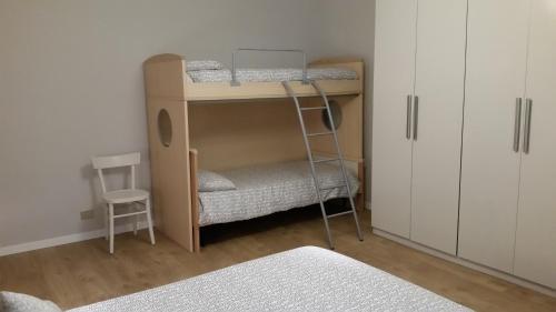 a bunk bed with a ladder in a room at La Maison di Brigitte e Simone in Bentivoglio
