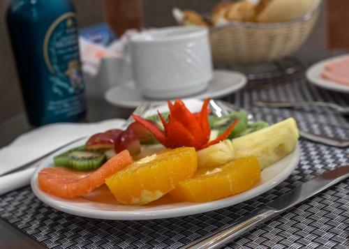 un plato de frutas y hortalizas en una mesa en Hotel Las Casas de la Judería, en Sevilla