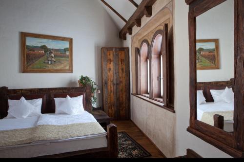 Llit o llits en una habitació de Halasi Pince Panzió