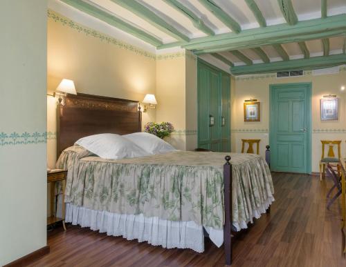 Cama o camas de una habitación en Hotel Las Casas de la Judería