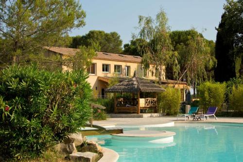 Casa con piscina y cenador en La Villa Vicha, The Originals Relais, en Aubais