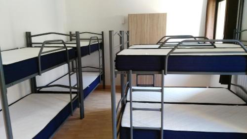 Palanda nebo palandy na pokoji v ubytování Albergue de Benabarre-CALUMET