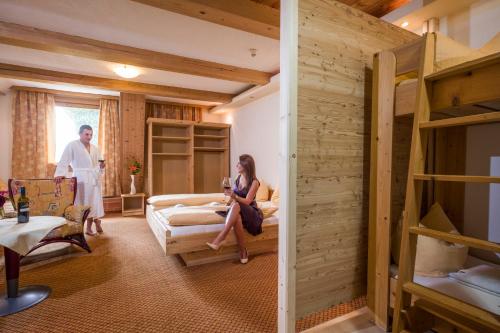 a man and woman in a room with bunk beds at Ferienhof Kampfl in Fügen