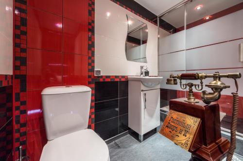 een badkamer met een toilet en een wastafel bij Апартаменты Гостиный Дворъ и Ко на Ленина 5 in Jekaterinaburg