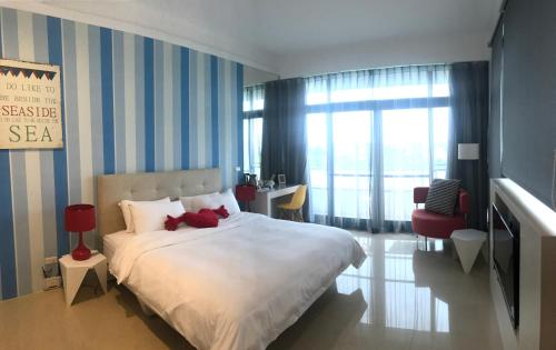a bedroom with a bed with a red stuffed animal on it at 旅人空間The Cube Inn Homestay本民宿未與Agod a合作 We are not partnered with Agod a in Dongshan
