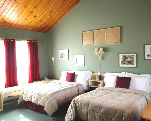 Postel nebo postele na pokoji v ubytování Vinehurst Inn & Suites