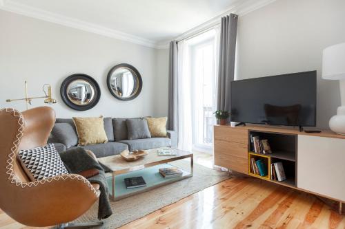 a living room with a couch and a tv at Casa Malasaña in Madrid