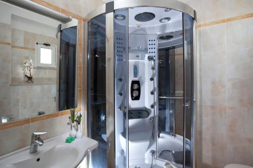 een badkamer met een douche en een wastafel bij Hotel Ambasciatori in Bellaria-Igea Marina