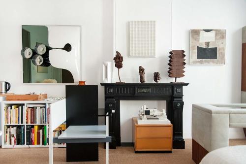 a living room with a black fireplace and a couch at The Market Retreat in Amsterdam