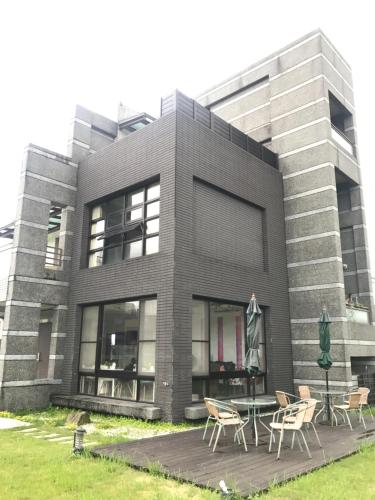 a building with a table and chairs in front of it at 旅人空間The Cube Inn Homestay本民宿未與Agod a合作 We are not partnered with Agod a in Dongshan