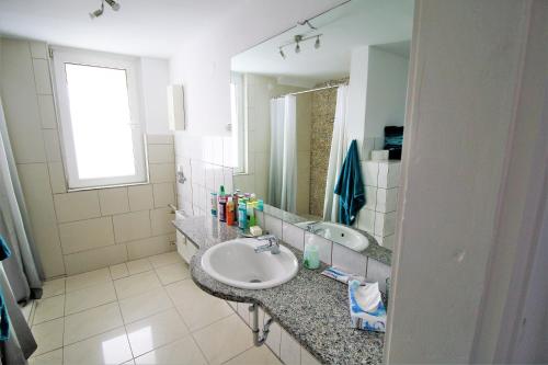 a bathroom with a sink and a mirror at Dorya am Ring in Cologne