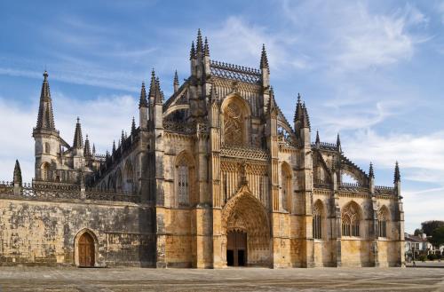 an old cathedral with a large stone building at Hotel Regina in Fátima