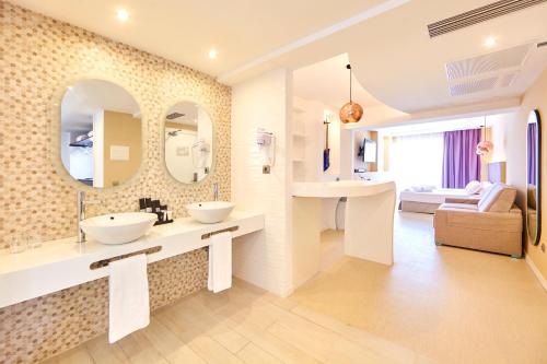 een badkamer met 2 wastafels in een kamer bij Indico Rock Hotel Mallorca - Adults Only in Playa de Palma