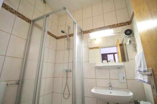 Um banheiro em Hotel Zu den Linden