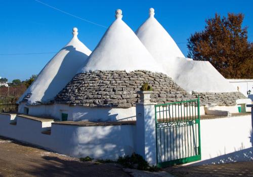 uma casa com um telhado com neve em Casa Vacanze Valle d'Itria em Cisternino