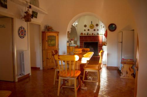 uma cozinha e sala de jantar com mesa e cadeiras em Casa Vacanze Valle d'Itria em Cisternino