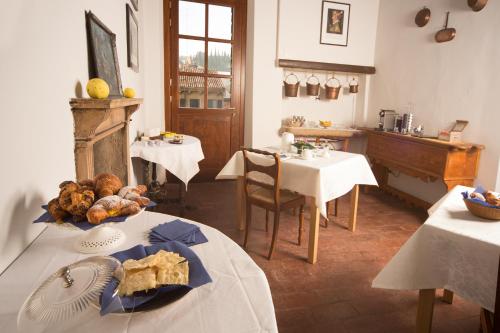 kuchnia z dwoma stołami z jedzeniem na nich w obiekcie San Giacomo Bed & Breakfast w Weronie