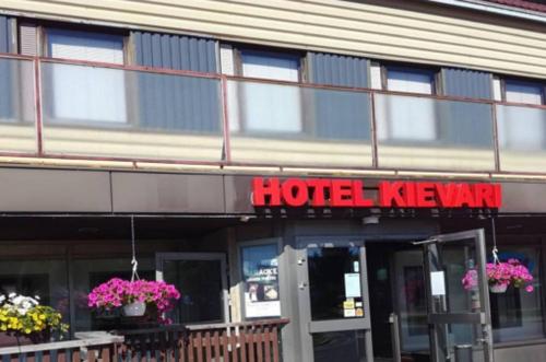 un cartello per i custodi dell'hotel sulla parte anteriore di un edificio di Hotel Kievari a Ylitornio