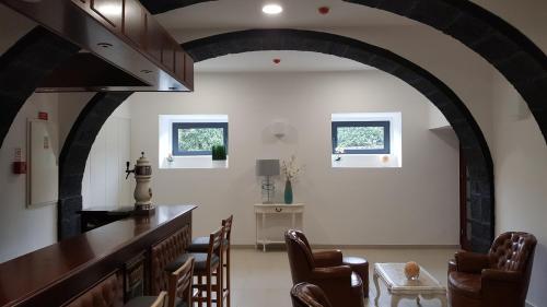 an archway in a room with a table and chairs at Solar Do Conde Garden Hotel in Capelas