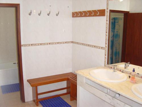y baño con lavabo y espejo. en Casas da Vila, en Vimieiro