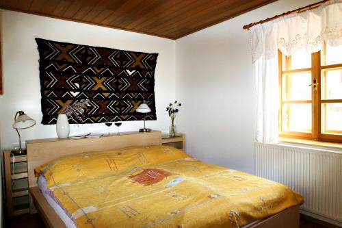 En eller flere senge i et værelse på Ferienhaus Thayahof
