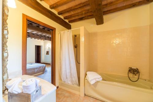サン・ジミニャーノにあるAppartamento Casagliaのバスルーム(バスタブ付)、ベッドルーム1室が備わります。