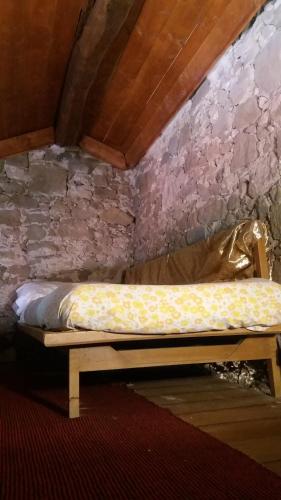 ベヴェリーノにあるin the castleの石造りの壁のドミトリールーム(ベッド1台)
