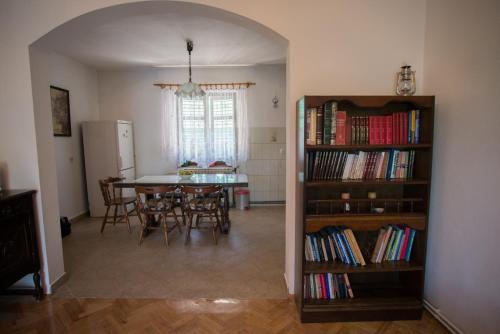 Knihovna v apartmánu