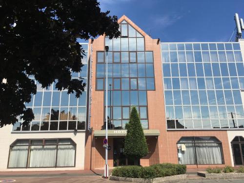 un immeuble de bureaux avec beaucoup de fenêtres dans l'établissement Hotel Dorele, à Montargis