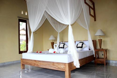Giường trong phòng chung tại Maha Neka Villa