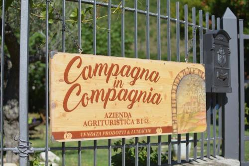 a sign on the gate of a fence at Agriturismo campagna in compagnia in Vallo di Nera