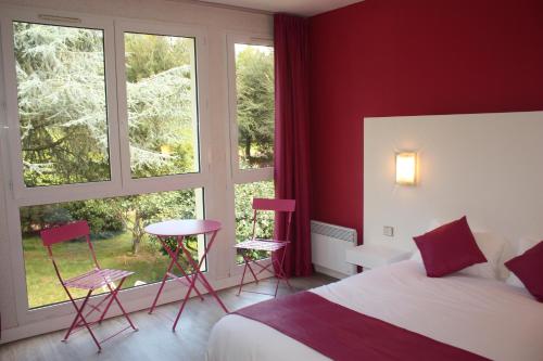 Postel nebo postele na pokoji v ubytování Logis Latitude Ouest Hôtel Restaurant & Spa