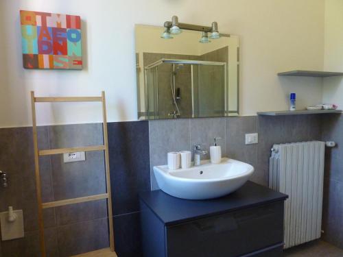 a bathroom with a sink and a mirror at B&B Il Melograno in Mantova