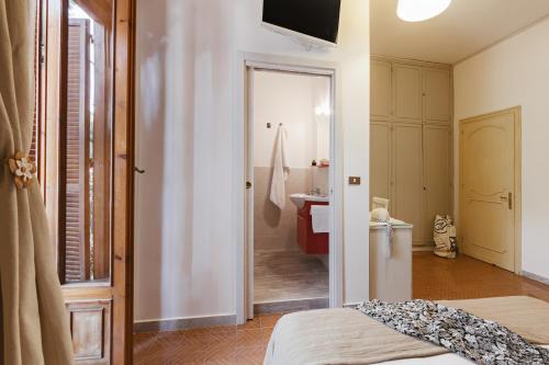 1 dormitorio con 1 cama y baño con lavamanos en B&B Viale dei Pini en Castellaneta Marina 