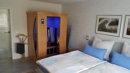 um quarto com uma cama e um armário de madeira em Ferienwohnung Brillant am Nationalpark Hunsrück-Hochwald em Hettenrodt