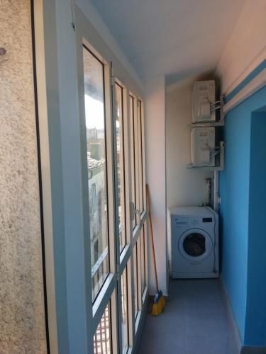 カザルボルディーノにあるIl Borgo Del Capitanoの小さなバスルーム(洗濯機付)、窓が備わります。