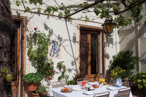 Restoran ili drugo mesto za obedovanje u objektu Lo Palauet de la Muralla