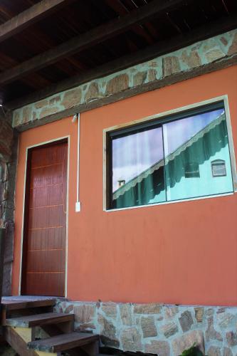 una ventana en el lateral de una casa en Suite JC en Visconde De Maua