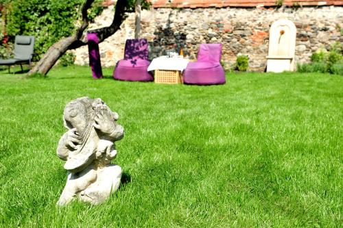 a statue of an elephant sitting in the grass at Renaissancehotel Raffelsberger Hof B&B in Weissenkirchen in der Wachau