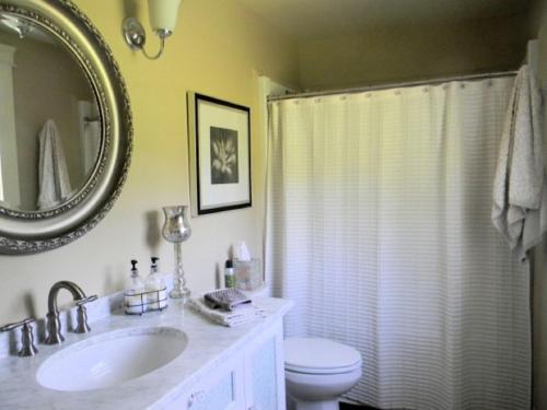 O baie la Family Friendly Dream Home
