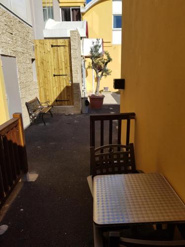 a table and two chairs sitting in a courtyard at Hôtel Port Beach in Gruissan