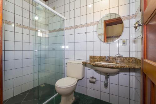 uma casa de banho com um WC e um lavatório em Pousada Príncipe dos Mares em Paraty