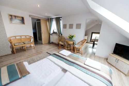 salon z kanapą i kominkiem w obiekcie Apartamenty Królewska Kwatera w mieście Zamość