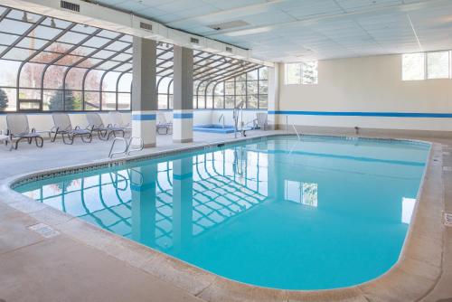 Ramada by Wyndham Downtown Spokaneの敷地内または近くにあるプール