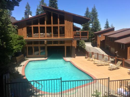 une maison avec une piscine en face d'une maison dans l'établissement Timber Ridge Resort by 101 Great Escapes, à Mammoth Lakes