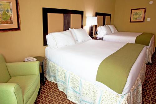 Postel nebo postele na pokoji v ubytování Holiday Inn Express Hotel & Suites Chaffee - Jacksonville West by IHG