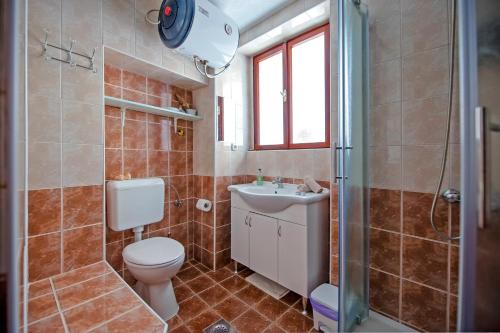 łazienka z toaletą, umywalką i prysznicem w obiekcie Studio Apartment Grisia w Rovinj