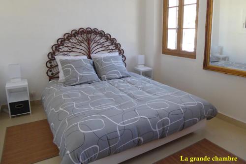 サレルヌにあるGite Etceteraのベッドルーム1室(大型ベッド1台、木製ヘッドボード付)